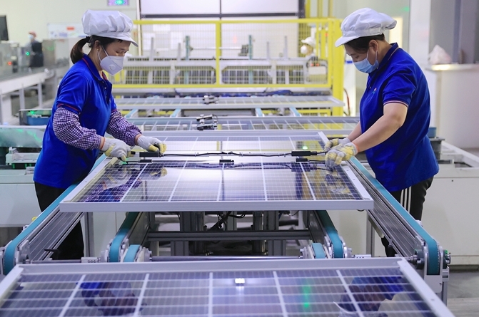 Tăng trưởng điện mặt trời toàn cầu chậm lại: Lần suy giảm đầu tiên sau hơn 20 năm