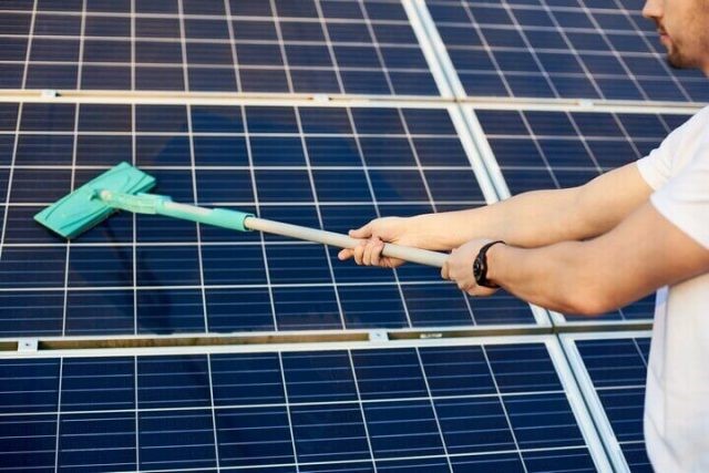 Dịch vụ vệ sinh tấm pin năng lượng mặt trời trọn gói