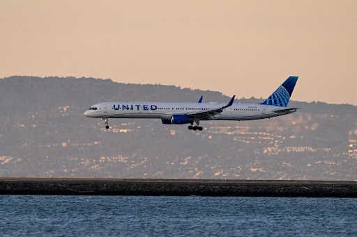 Hành khách tấn công tiếp viên, cố xông vào buồng lái