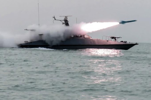 Iran cảnh báo eo biển Hormuz sẽ là 'mồ chôn tàu sân bay Mỹ'
